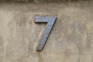 Nummer sieben, 7,  an Hauswand