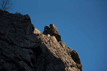 Quarzit Felswand der Bruchhauser Steine vor blauem Himmel in Herbstsonne