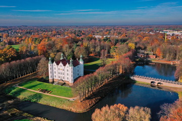 Ahrensburg. Schloss Ahrensburg mit Schlosspark und Wassergraben, Ahrensburger Schloss