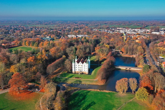 Ahrensburg. Schloss Ahrensburg mit Schlosspark und Wassergraben, Ahrensburger Schloss