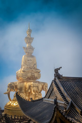 Fototapeta na wymiar Giant golden Buddha statue on top of Emei Mountain in China
