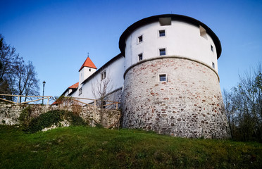 Fototapeta premium Turjak Castle ( grad Turjak or turjaški grad, German Burg Auersperg ) is a 13th-century castle located above the settlement of Turjak, Slovenia.