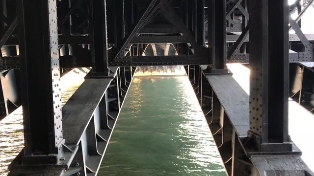 La Seine sous le Pont Alexandre III &agrave; Paris