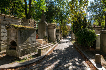 Cimetière Père Lachaise, jour ensoleillé.