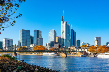 Obraz premium Mainufer und Skyline Frankfurt