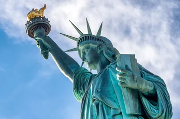 Tableaux ronds sur plexiglas Lieux américains Statue de la liberté contre le ciel bleu à New York City