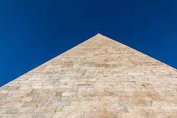 Fototapeta na wymiar piramide roma italia