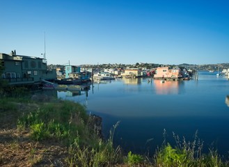 Fototapeta na wymiar FDloating homes in the Houseboat community of Sausalito, California