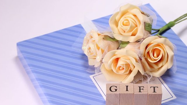 ギフトボックスと花束とGIFTの文字