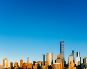 Fototapeta premium Skyline of downtown Manhattan under blue sky, at sunset, in New York City, USA