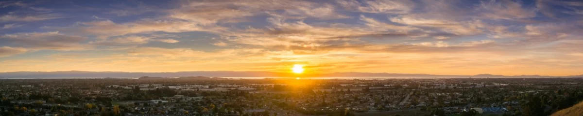 Tuinposter Uitgestrekt zonsondergangpanorama bestaande uit de steden van de baai van Oost-San Francisco, Fremont, Hayward en Union City, Californië © Sundry Photography
