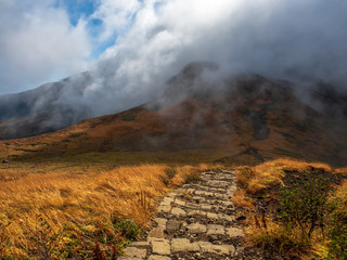 雲がまとわる山