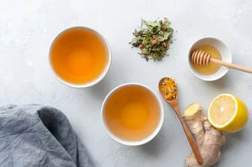 Crédence de cuisine en verre imprimé Theé Herbal tea cups on concrete table. Treat cold and flu. Lemon, ginger, honey and herbs. Top view.