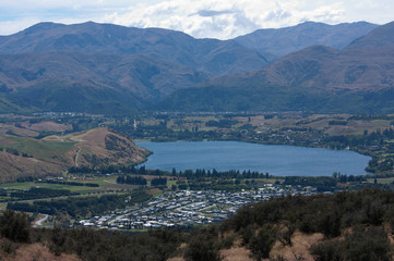Obraz premium Looking at a lake from the Remarkables near Queenstown in New Zealand
