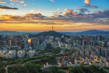 Fototapeta na wymiar View of downtown seoulcityscape and Seoul tower in Seoul, South Korea.
