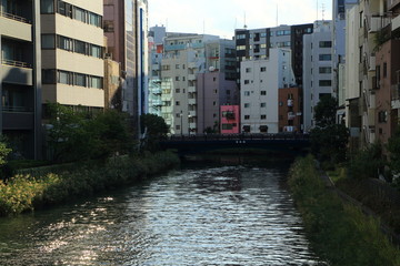 Obraz premium 下町を流れる運河と建ち並ぶビル群