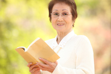 Fototapeta premium 読書するシニア女性