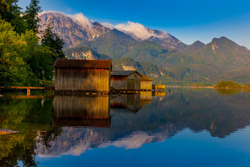 Alpenlandschaft mit See und Bootshaus