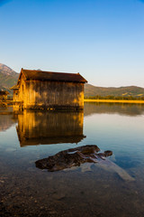 Alpenlandschaft mit See und Bootshaus