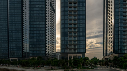 Obraz na płótnie Canvas Residential district view from the river bank