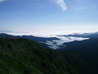 山肌　雲　日本