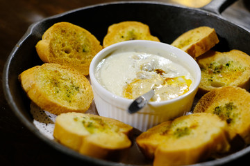 garlic bread with french style shell sauce