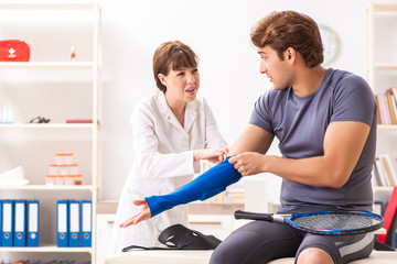 Obraz premium Young tennis player visiting doctor traumatologist 