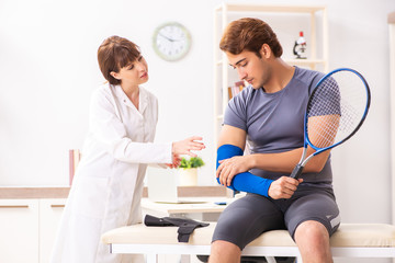 Fototapeta premium Young tennis player visiting doctor traumatologist 