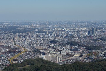 Fototapeta na wymiar 高尾山から街を見下ろす