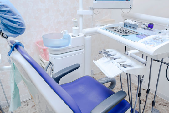歯医者の診察台。歯科、デンタルケア、治療、オーラルケアのイメージ