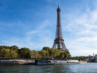 Fototapeta na wymiar Blick auf den Eiffelturm in Paris, Frankreich