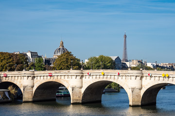 Blick auf die Brücke Pont Neuf in Paris, Frankreich