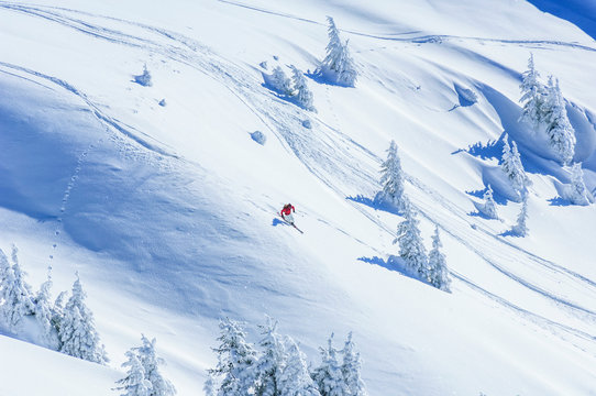 Skifahrer in traumhafter Winterlandschaft