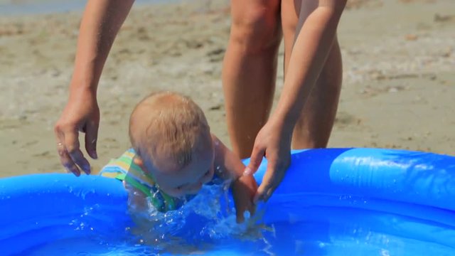 The child comes to the pool by the sea