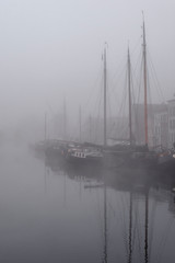 Fototapeta na wymiar Image of the misty morning on the canals with autumn colors and boats