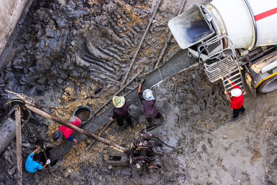 Static boring pile drilling engine from air pressure for the strength of foundations and poured with concentrated liquid concrete.