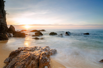 Obraz premium Travel and leisure concept, beautiful sea view scenery over stunning sunrise background.sunlight beam and soft wave hitting sandy beach
