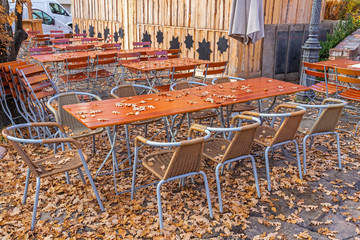 Verlassenes Gartenlokal im Herbst 