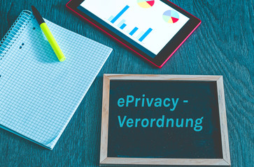 Tafel mit Aufschrift e-Privacy-Verordnung  ePVO in englisch E-Privacy-Regulation Block und...