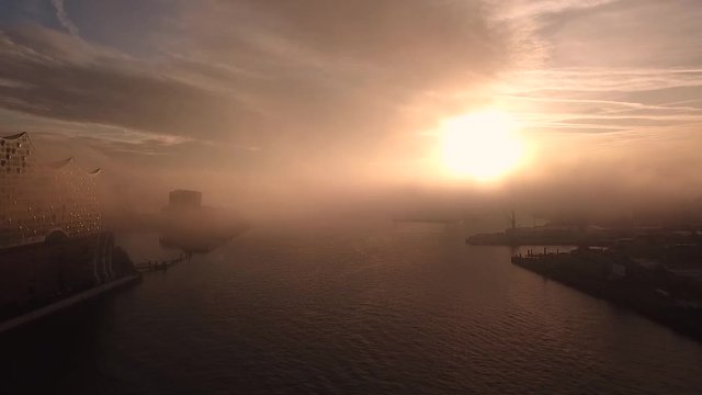 Luftaufnahme vom Hamburger Hafen bei Sonnenaufgang und Nebel mit Elbphilharmonie und Landungsbrücken