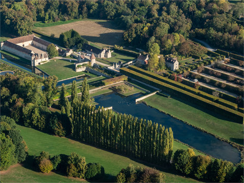 photo aérienne des jardins et du château de Villarceaux dans le Val d'Oise en France
