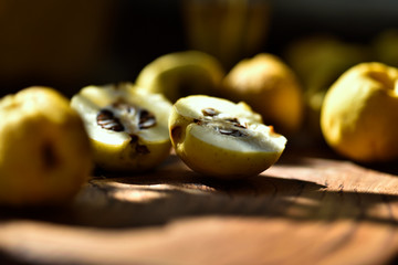 coings jaunes et mûrs, fruits entiers et fruits coupés avec pépins visibles