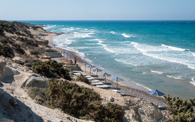 Plage avec des vagues de l'ile de Kos