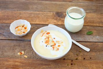Cremesuppe mit Mandelblättchen