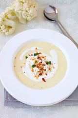 Blumenkohlsuppe mit Mandelbl&auml;ttchen	