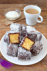 Schokoladen-Würfel im Kokosmantel