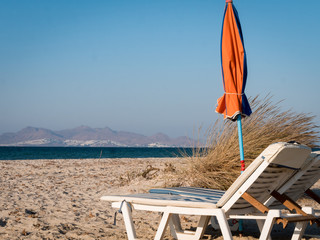 Plage , transat et parasol