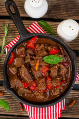 Beef stew with bell pepper, tomatoes and red wine