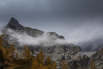 Die wunderbare Bergwelt des Wallis im Herbst 