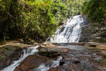 Obraz premium Beautiful waterfall flowing through a tropical rain forest in Thailand (Ton Prai, Lam Ru, Thailand)
